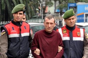 Eşine sarkıntılık eden babasını &ouml;ld&uuml;rd&uuml;