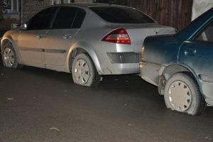 19 aracın lastiğini kestiler serbest kaldılar