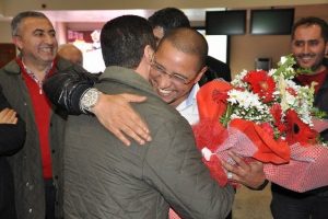 Roberto Carlos Sivas'tan &ccedil;i&ccedil;eklerle uğurlandı