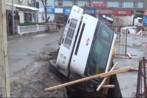 Kamyon doğalgaz borusunu patlattı
