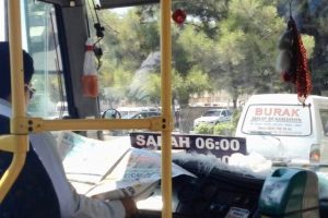 Pes artık! Direksiyon başında gazete okudu