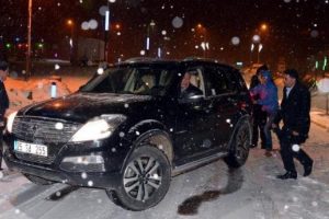Başkanın aracını iten vekil neredeyse altında kalıyordu