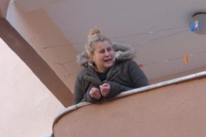 D&ouml;v&uuml;ld&uuml;,eve kilitlendi, imdadına itfaiye ve polis yetişti!