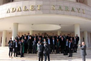 Avukatlar meslektaşlarının &ouml;ld&uuml;r&uuml;lmesine tepkili!
