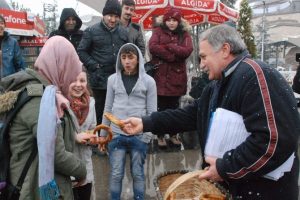 Kazandığı tazminatla simit ve pasta dağıttı