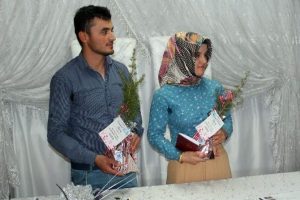 Evlenen &ccedil;iftlere plaket yerine fidan