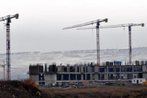 Vin&ccedil;ten d&uuml;şerek demirlerin altında can verdi!