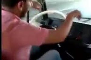 Seyir halinde aracı bırakıp horon tepti!