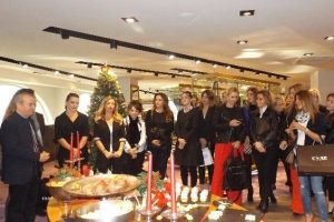 Otistik &ccedil;ocuklar i&ccedil;in forma ve tiş&ouml;rt sattılar