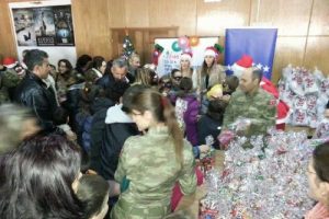 Kosova'daki T&uuml;rk askerlerinden &ccedil;ocuklara hediye