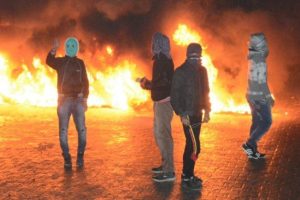 Polise molotoflarla saldırdılar