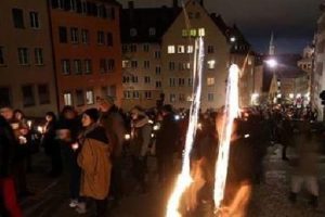 N&uuml;rnberg'te faşizme karşı ışık yaktılar!