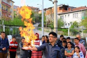Yılın &ouml;ğretmeni ! K&ouml;y &ccedil;ocuklarına bilim &ouml;ğretiyor...