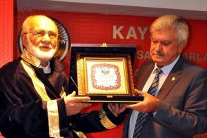Kayserili 'Ahi' kaftanını ge&ccedil; de olsa giydi
