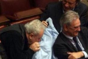 Vekillerin biri tuttu diğer kokladı! "Adamlar salak..."