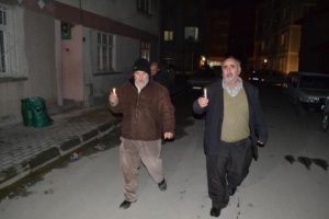 Sokak lambalarının yanmamasına mumlu protesto