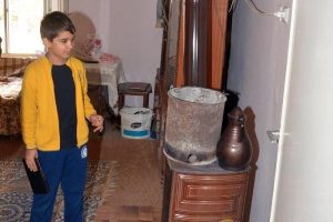 Sobadan &ccedil;ıkan k&ouml;m&uuml;r kovasını odada unutunca...
