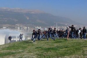 &Uuml;niversite karıştı! Polisin zor anları...