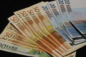O &uuml;lke de 'euro' kervanına katılıyor