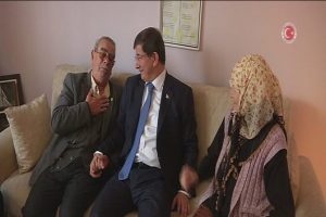 Davutoğlu bir aileyi evinde ziyaret etti