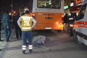 Otob&uuml;s&uuml;n altında kalan engelli şahıs &ouml;ld&uuml;