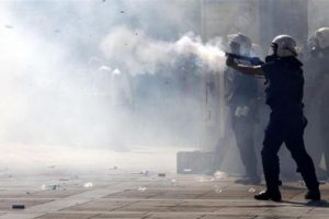 Polis, Kadık&ouml;y'de g&ouml;stericilere m&uuml;dahale etti