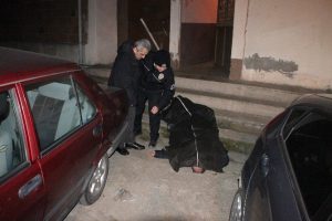 Yaşlı adam evinin &ouml;n&uuml;nde &ouml;l&uuml; bulundu