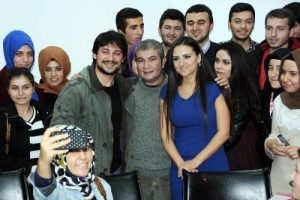 Dilek &ouml;ğretmen gen&ccedil; meslektaşlarının yoğun ilgisiyle karşılaştı
