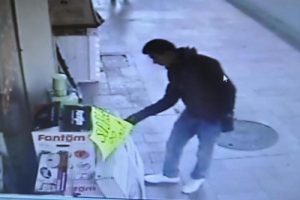 G&uuml;peg&uuml;nd&uuml;z mağaza &ouml;n&uuml;nde hırsızlık!