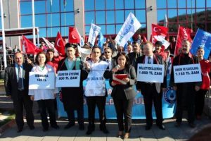 Sağlık &ccedil;alışanları memur zamlarını protesto etti
