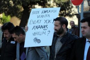 25 Aralık operasyonunu ananas dağıtarak protesto ettiler