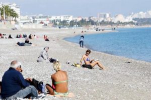 Antalya'da g&uuml;neşi g&ouml;ren sahile koştu