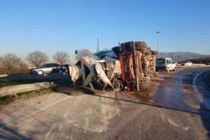 Beton mikseri yola devrildi: 1 yaralı