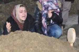 Kızının mezarına polisle gitti