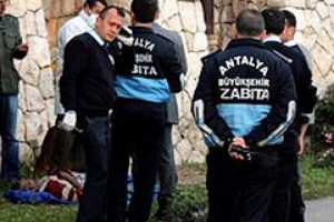 Yol kenarında erkek cesedi bulundu