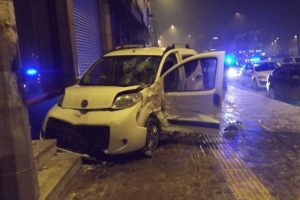 Bursa'da hızını alamayan ara&ccedil; &ouml;nce kaldırıma daha sonra...