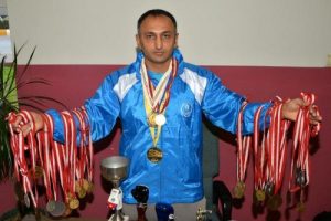 Madalyalarını satışa &ccedil;ıkardı