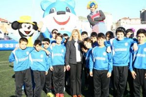 Kardeşlik engel tanımadı! &Ouml;zel &ccedil;ocukların futbol heyecanı
