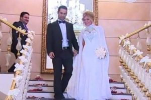 &Uuml;nl&uuml; şarkıcı d&uuml;ğ&uuml;n yaptı