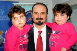 İkizlere bir ay arayla b&ouml;brek nakli