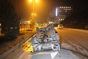 Ters d&ouml;nen otomobilden sağ &ccedil;ıktılar