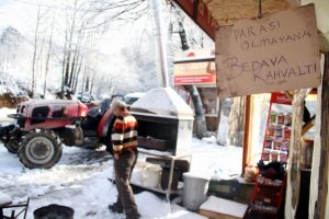Uludağ yolunda parası olmayana bedava organik kahvaltı