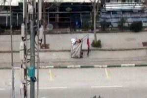 Bursa'da hurdacı &ccedil;ocuğun yardımına polisler yetişti