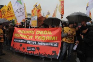 Yağmur altında asgari &uuml;crete zam istediler
