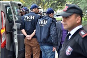 Kendilerini polis olarak tanıtıp hırsızlık yaptılar