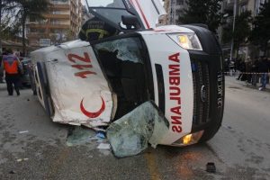 Hatay'da ambulans kaza yaptı: 3 yaralı