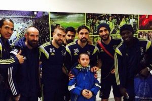 Minik Mert Fenerbah&ccedil;eli futbolcularla buluştu