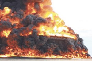 Petrol ihra&ccedil; limanına s&uuml;rat teknesinden roket