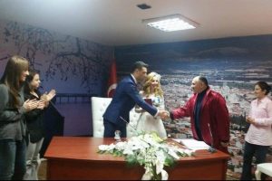 Yakın korumasının nikahını kıydı