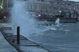 Lodos deniz otob&uuml;s&uuml; seferlerini iptal ettirdi!